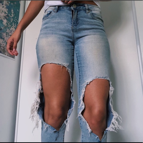 🦋LIGHT WASH RIPPED JEANS🦋 - Picture 1 of 2